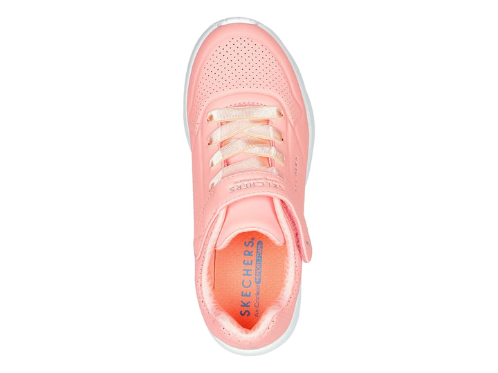 Tenis Skechers color coral con suela blanca y correa de velcro.