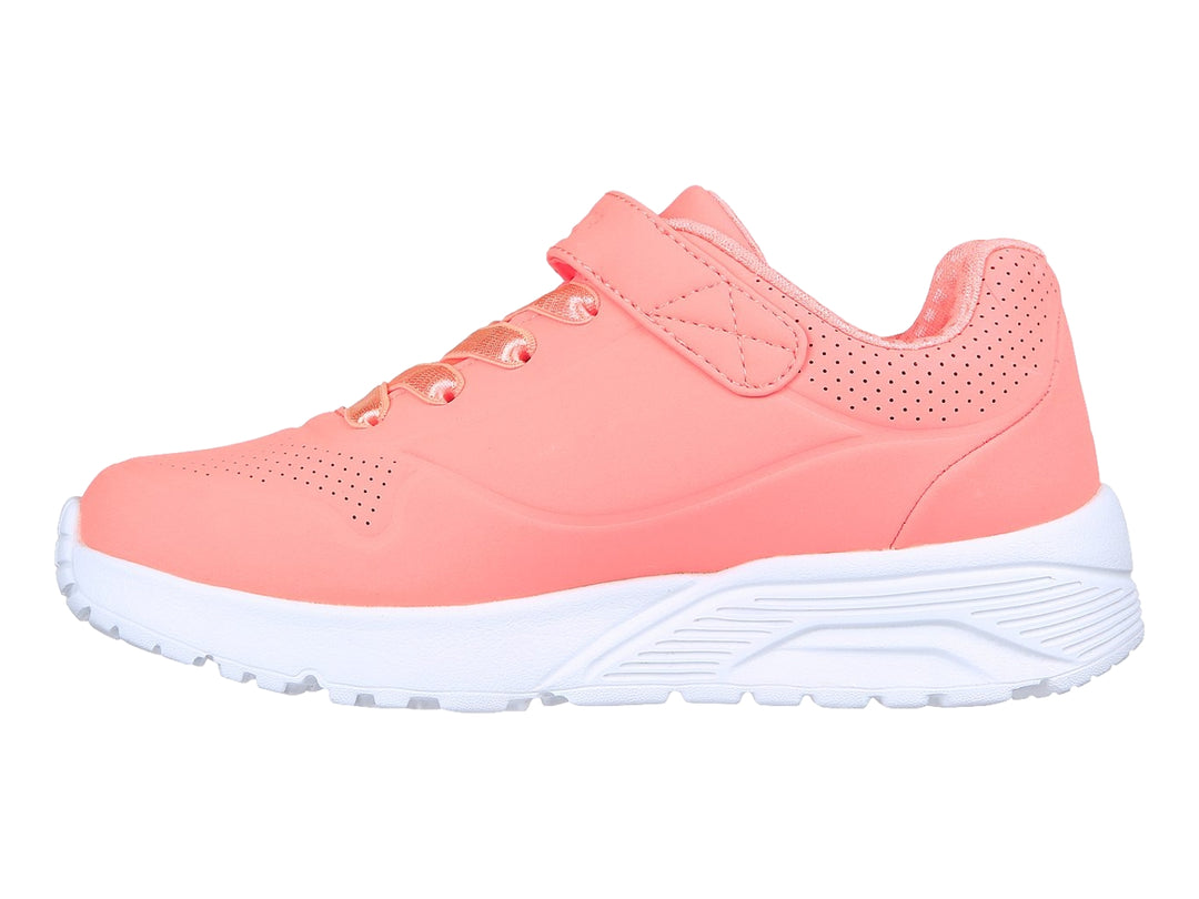 Tenis Skechers color coral con suela blanca y correa de velcro.