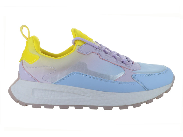 Tenis deportivos Capa de Ozono en colores azul, amarillo y morado con suela blanca y dentada.
