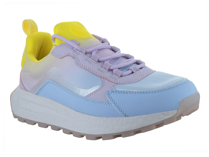 Tenis deportivos Capa de Ozono en colores azul, amarillo y morado con suela blanca y dentada.