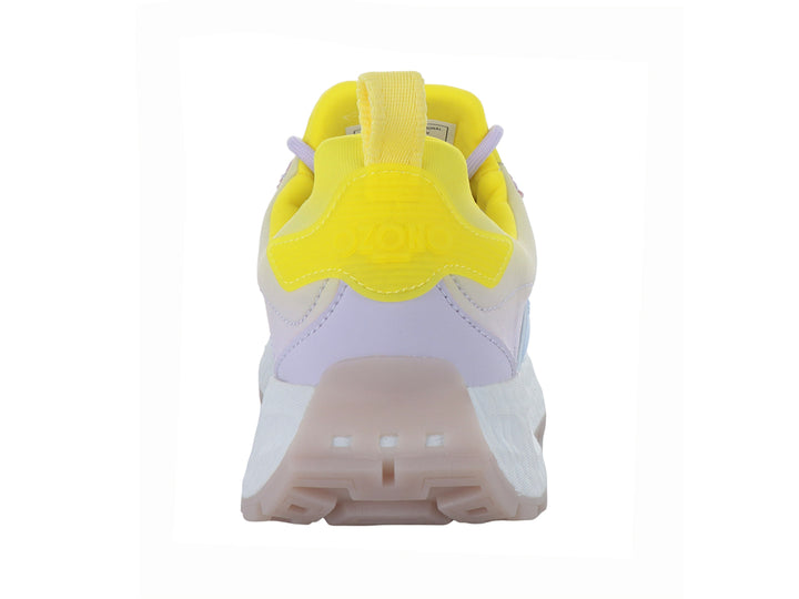 Tenis deportivos Capa de Ozono en colores azul, amarillo y morado con suela blanca y dentada.