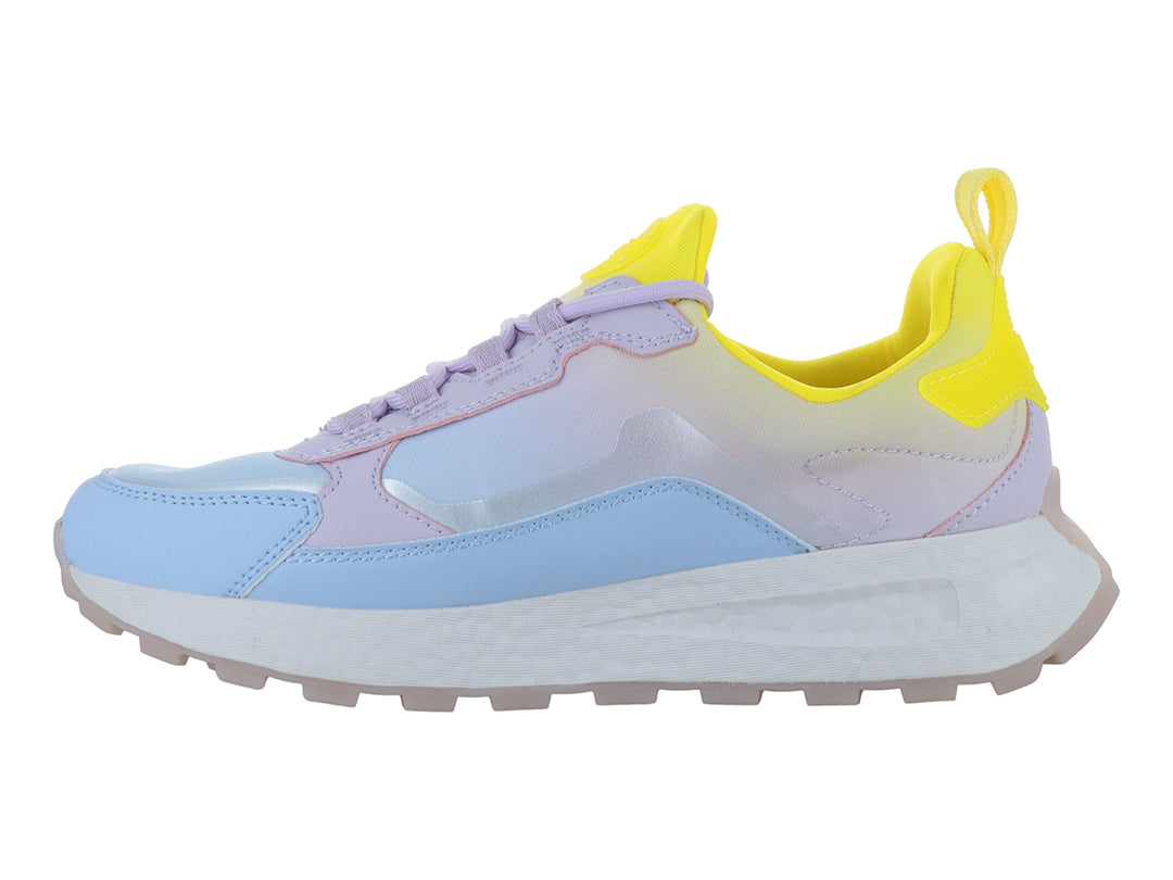 Tenis deportivos Capa de Ozono en colores azul, amarillo y morado con suela blanca y dentada.