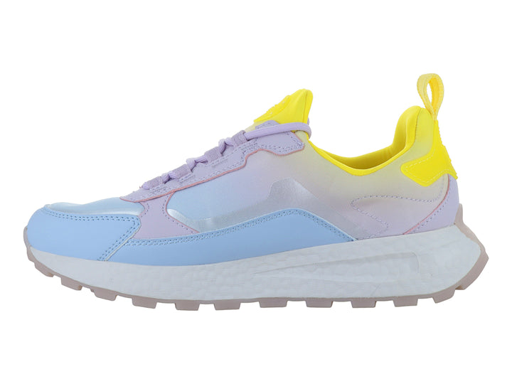 Tenis deportivos Capa de Ozono en colores azul, amarillo y morado con suela blanca y dentada.