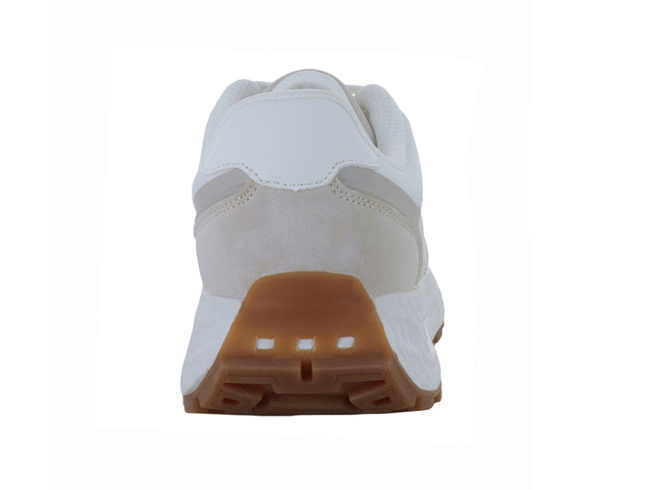 Tenis blancos Capa de Ozono con detalles en beige y suela marrón dentada.
