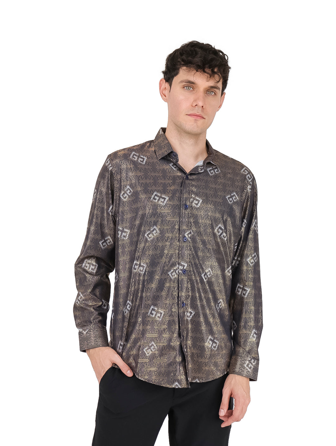 Hombre vistiendo camisa de manga larga color azul marino con estampado geométrico dorado brillante.
