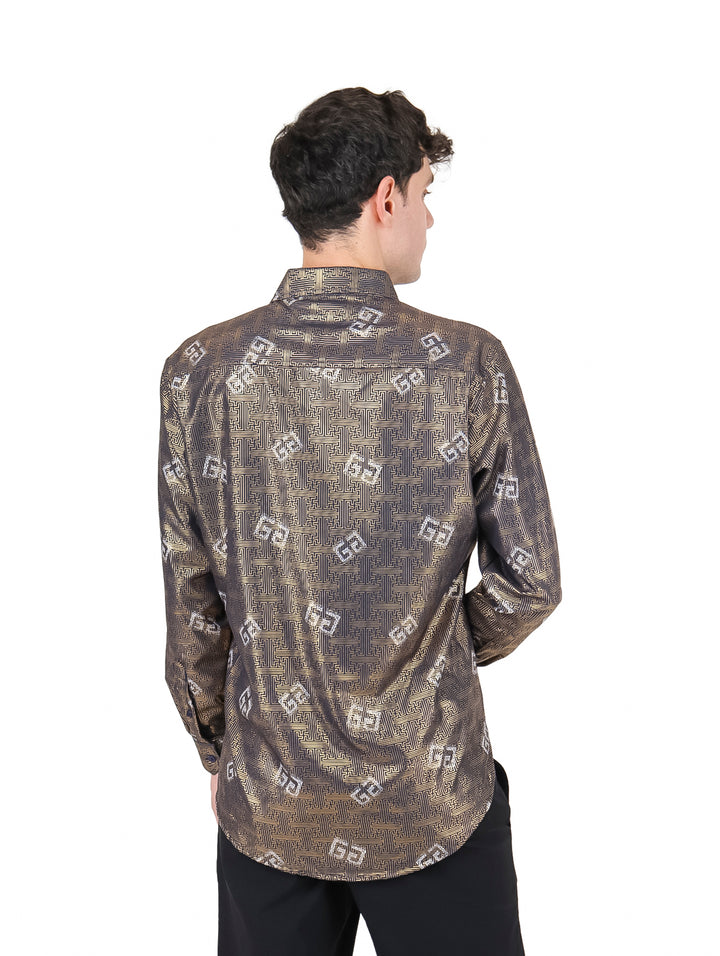 Hombre vistiendo camisa de manga larga color azul marino con estampado geométrico dorado brillante.