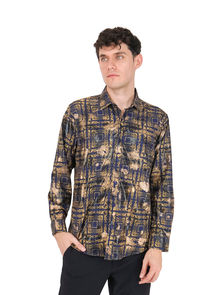 Hombre vistiendo una camisa de manga larga con estampado en colores azul marino y dorado brillante.