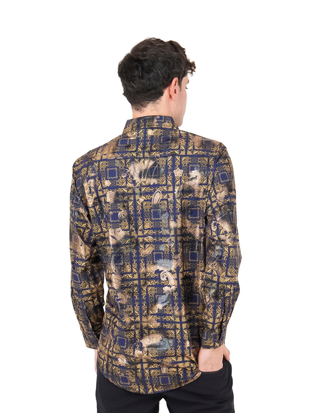 Hombre vistiendo una camisa de manga larga con estampado en colores azul marino y dorado brillante.