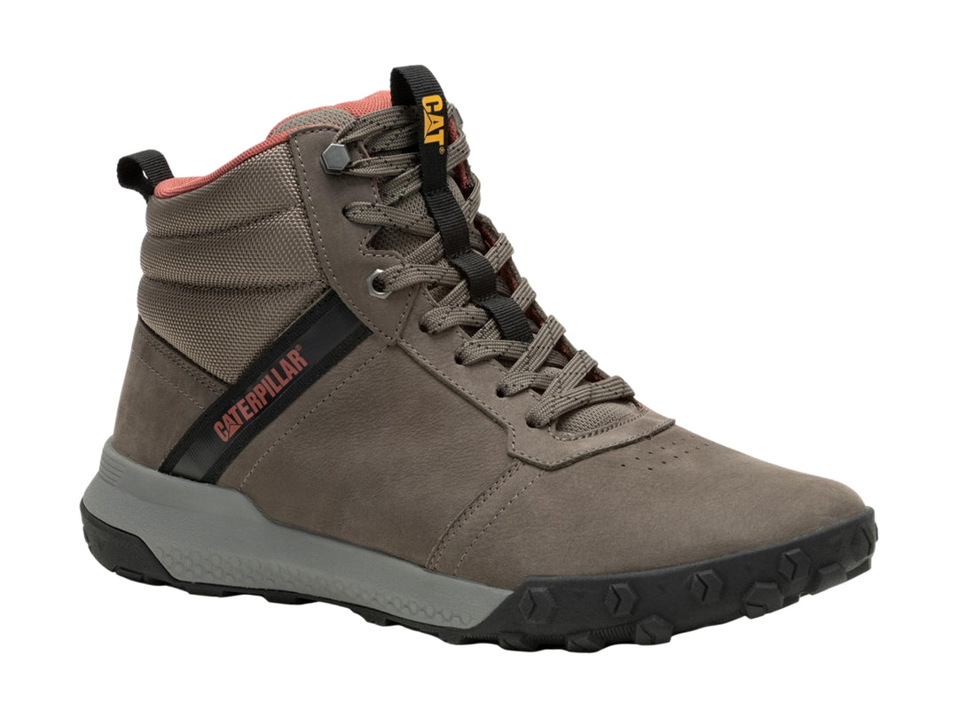 Botín Caterpillar de color taupe con detalles rojos en el cuello y suela negra resistente.