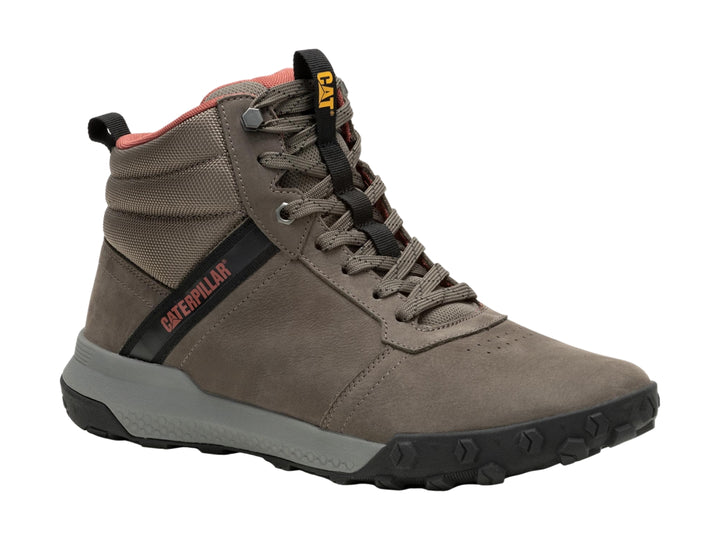 Botín Caterpillar de color taupe con detalles rojos en el cuello y suela negra resistente.