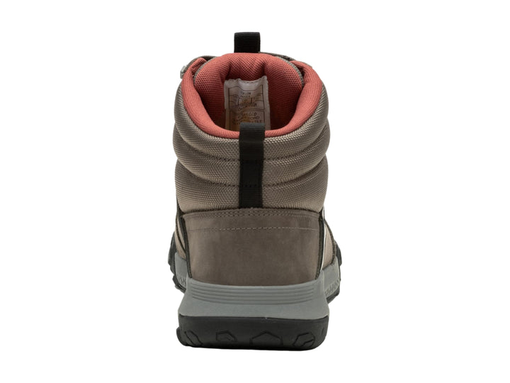 Botín Caterpillar de color taupe con detalles rojos en el cuello y suela negra resistente.