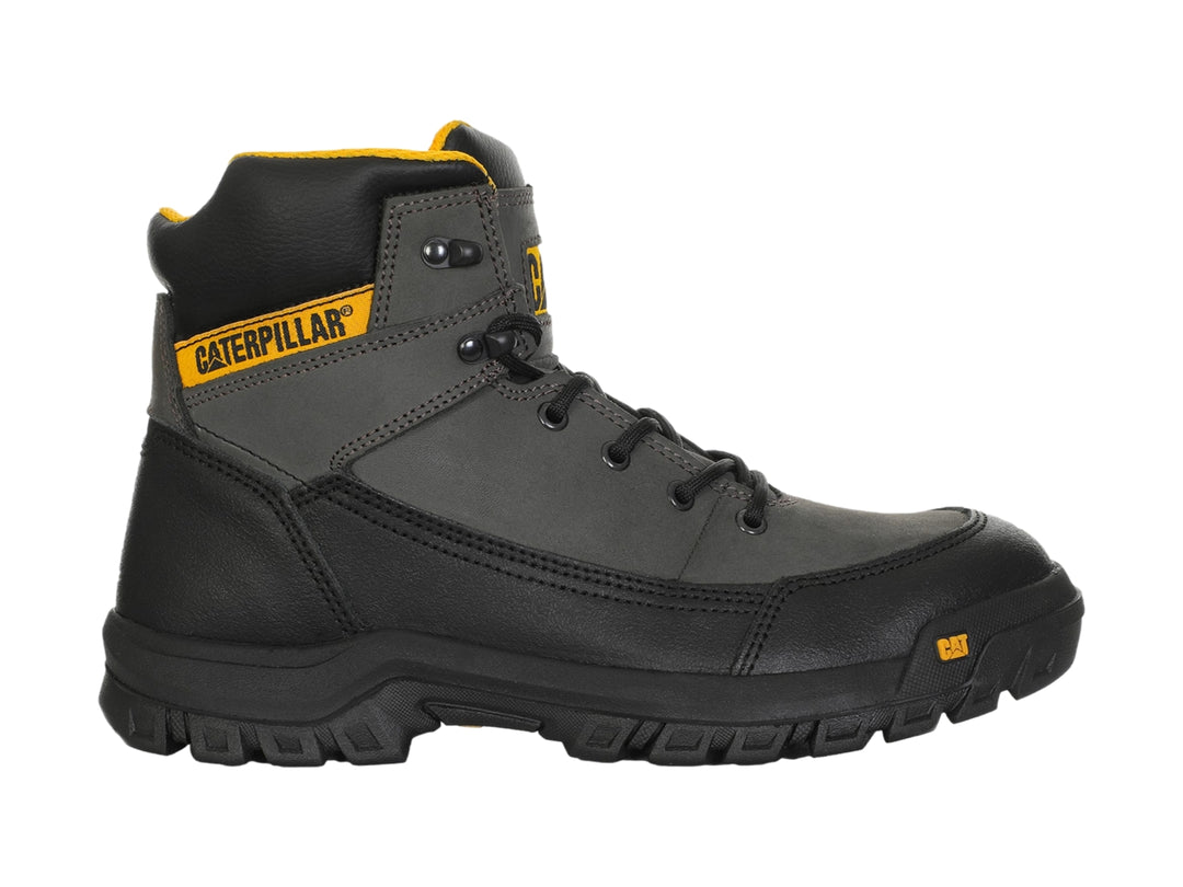 Bota de trabajo Caterpillar en color gris oscuro y negro con detalles amarillos y suela resistente.