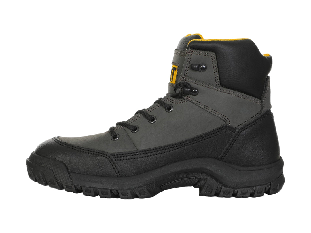 Bota de trabajo Caterpillar en color gris oscuro y negro con detalles amarillos y suela resistente.