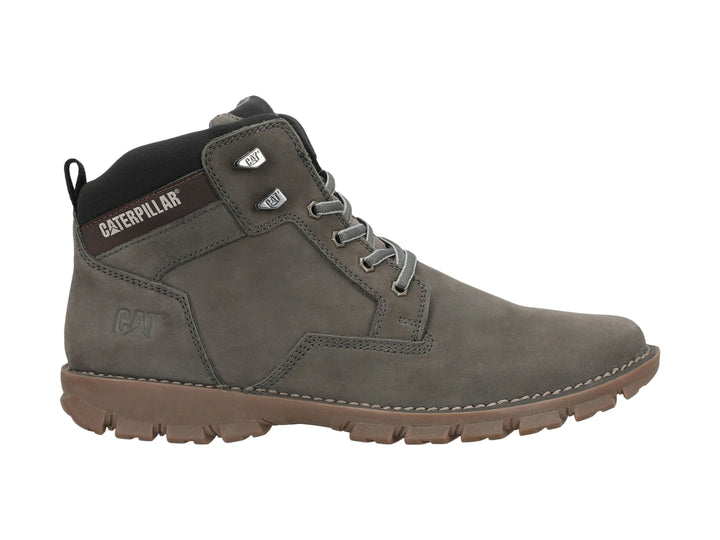 Botín Caterpillar de nubuck color gris con suela marrón y cordones.