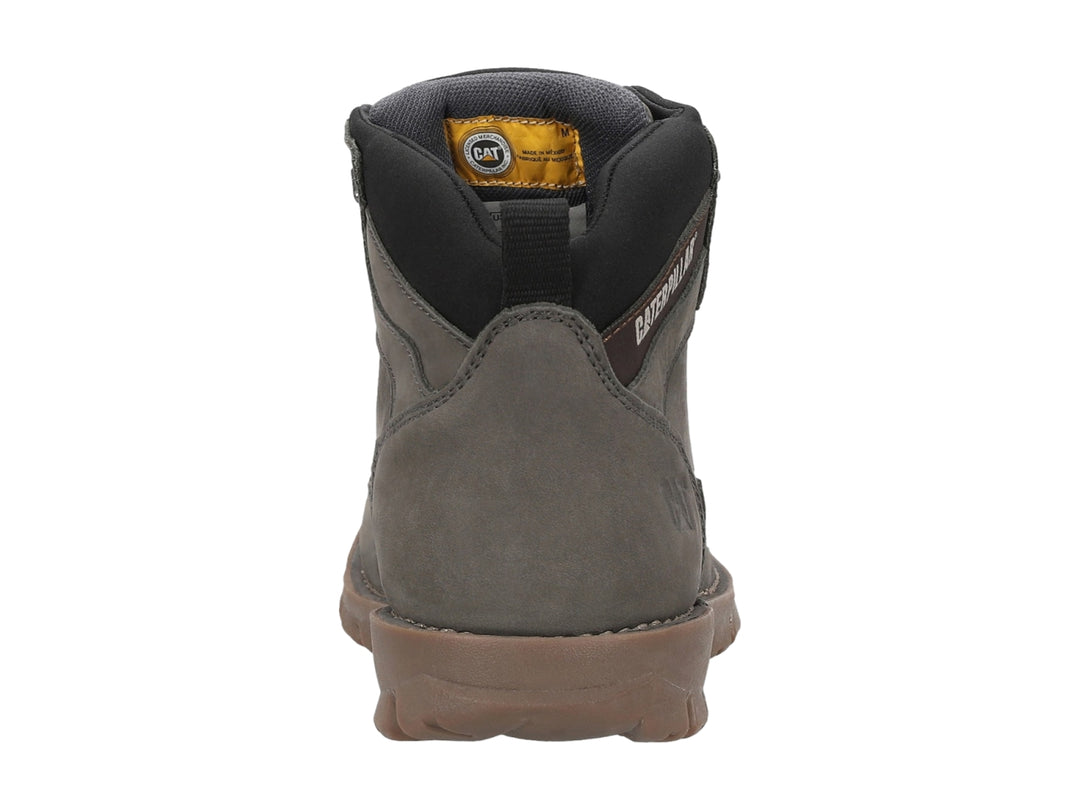 Botín Caterpillar de nubuck color gris con suela marrón y cordones.