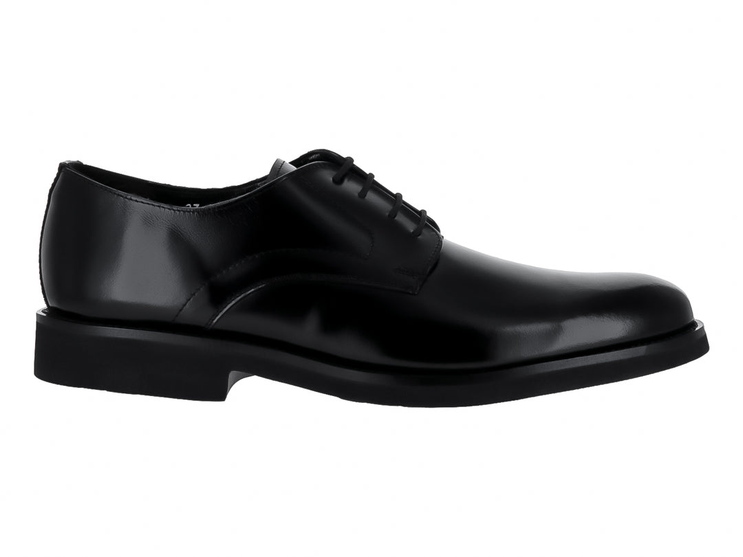 Zapato formal de color negro con acabado brillante y cordones para hombre.