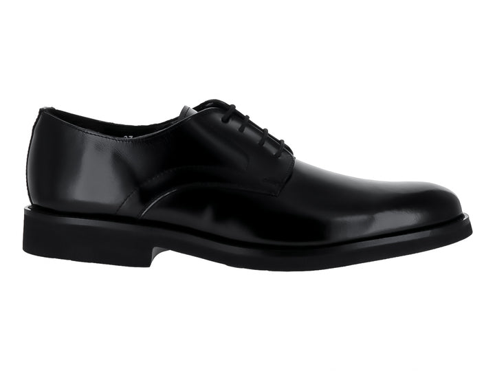 Zapato formal de color negro con acabado brillante y cordones para hombre.