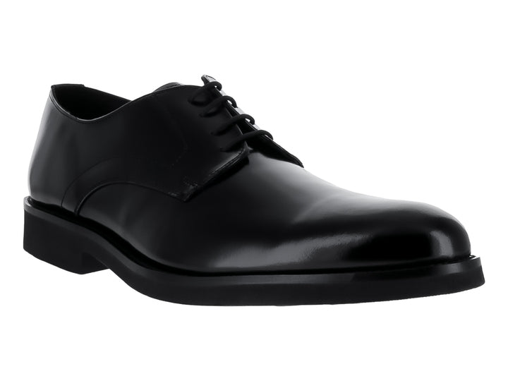 Zapato formal de color negro con acabado brillante y cordones para hombre.