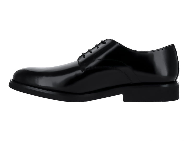 Zapato formal de color negro con acabado brillante y cordones para hombre.
