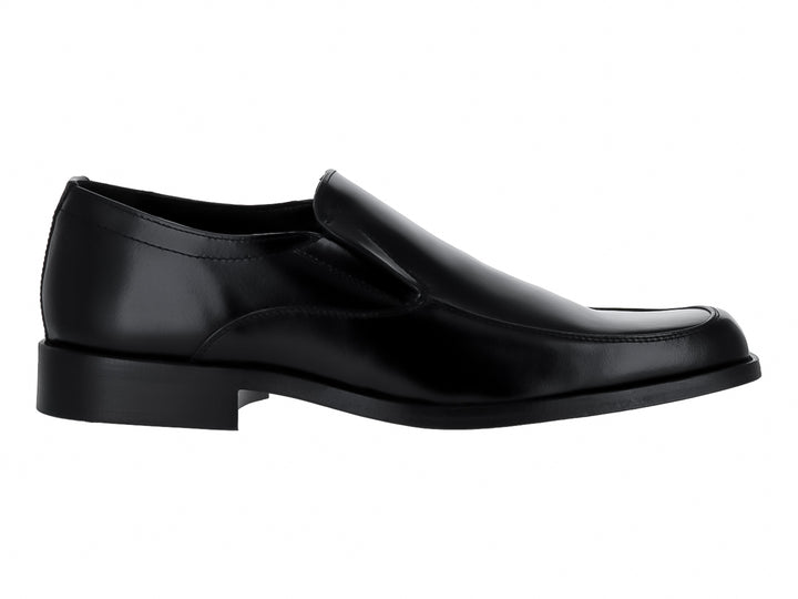 Zapato formal negro de piel tipo slip-on con acabado brillante.
