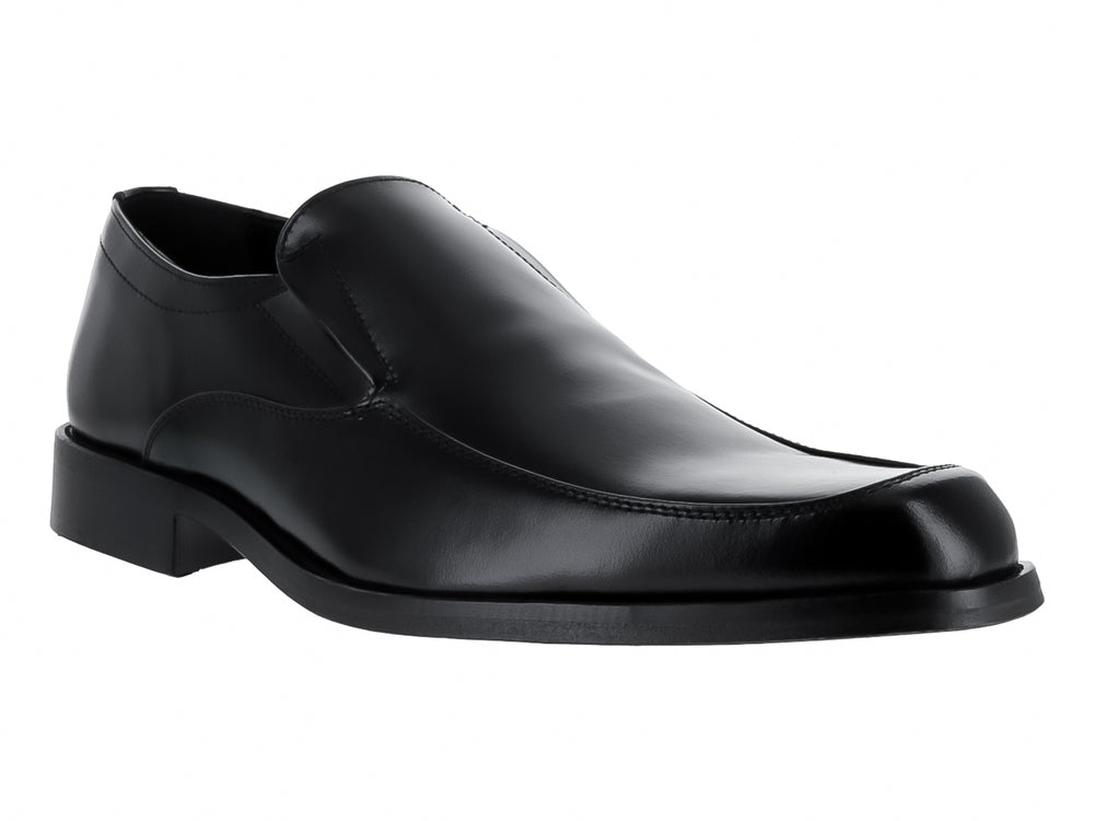 Zapato formal negro de piel tipo slip-on con acabado brillante.