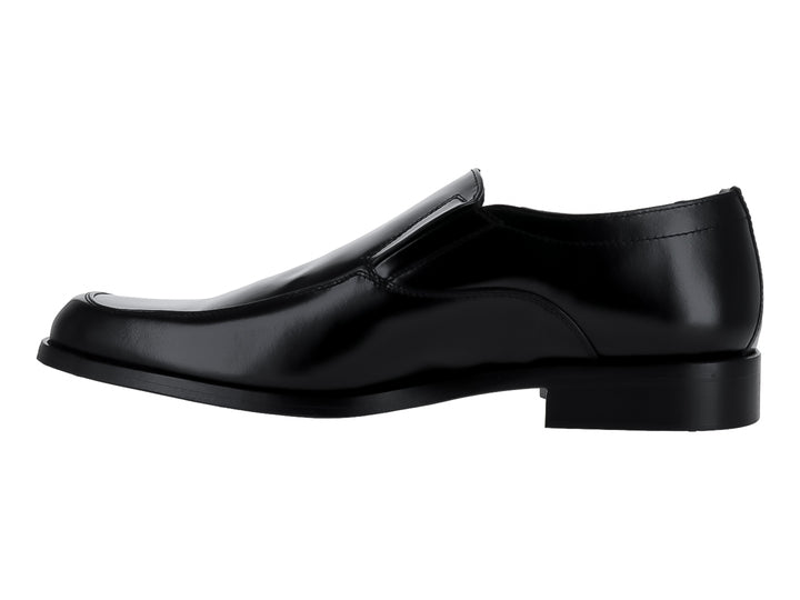 Zapato formal negro de piel tipo slip-on con acabado brillante.