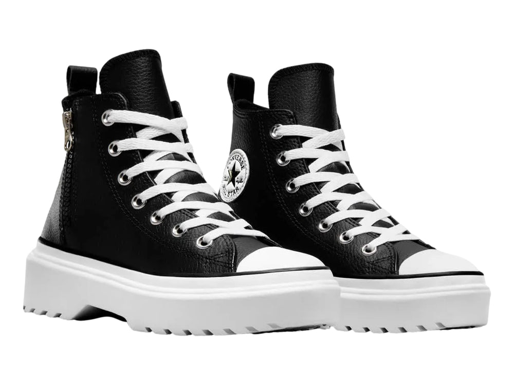 Tenis Converse Chuck Taylor All Star de cuero negro con suela de plataforma blanca gruesa.