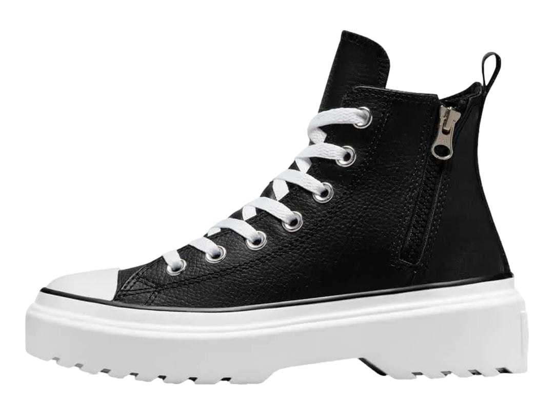 Tenis Converse Chuck Taylor All Star de cuero negro con suela de plataforma blanca gruesa.