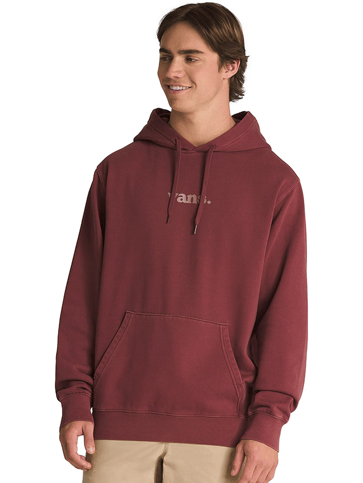 Hombre usando sudadera con capucha VANS color Bitter Chocolate con bolsillo frontal.