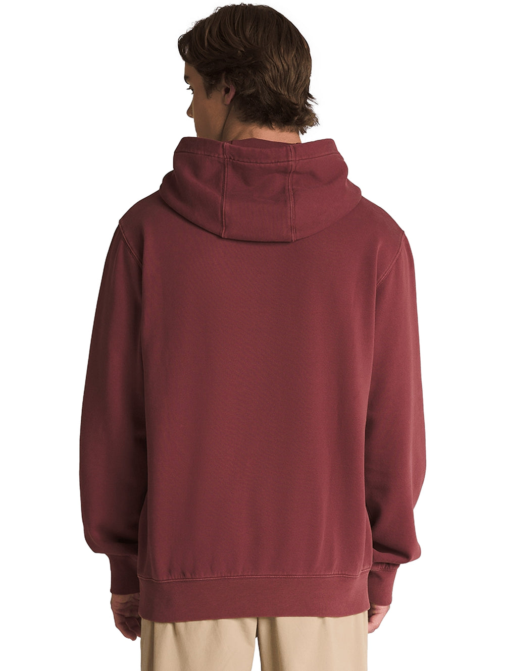 Hombre usando sudadera con capucha VANS color Bitter Chocolate con bolsillo frontal.