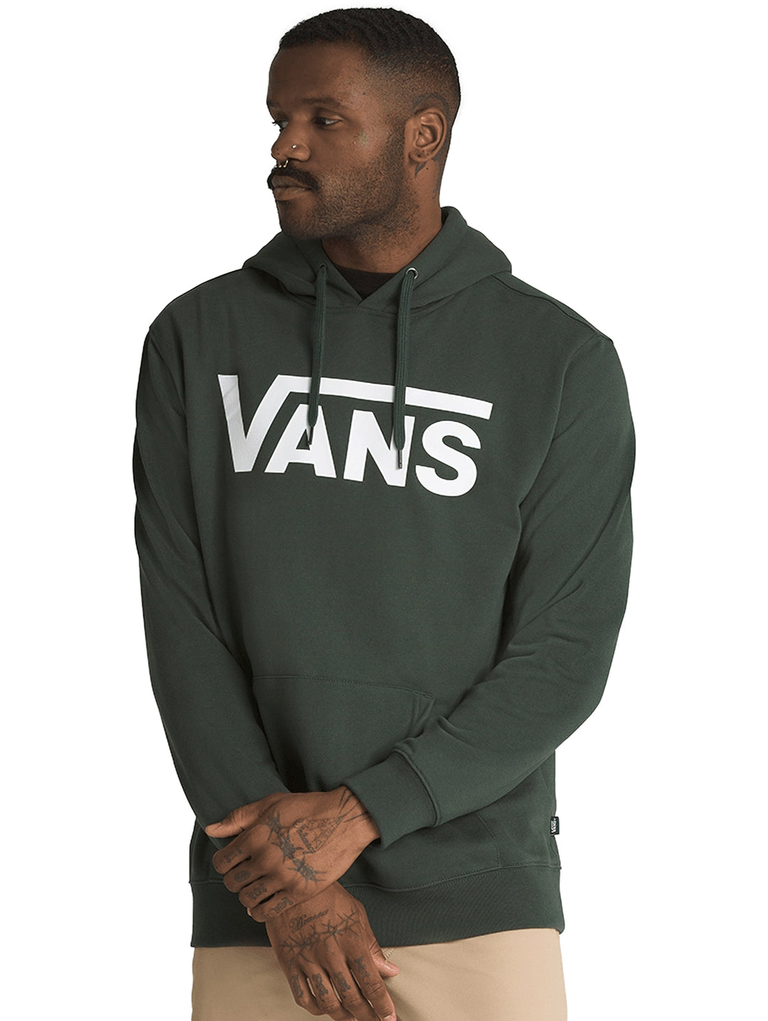 Hombre vistiendo sudadera con capucha color verde oscuro con logotipo de VANS en blanco en el pecho.