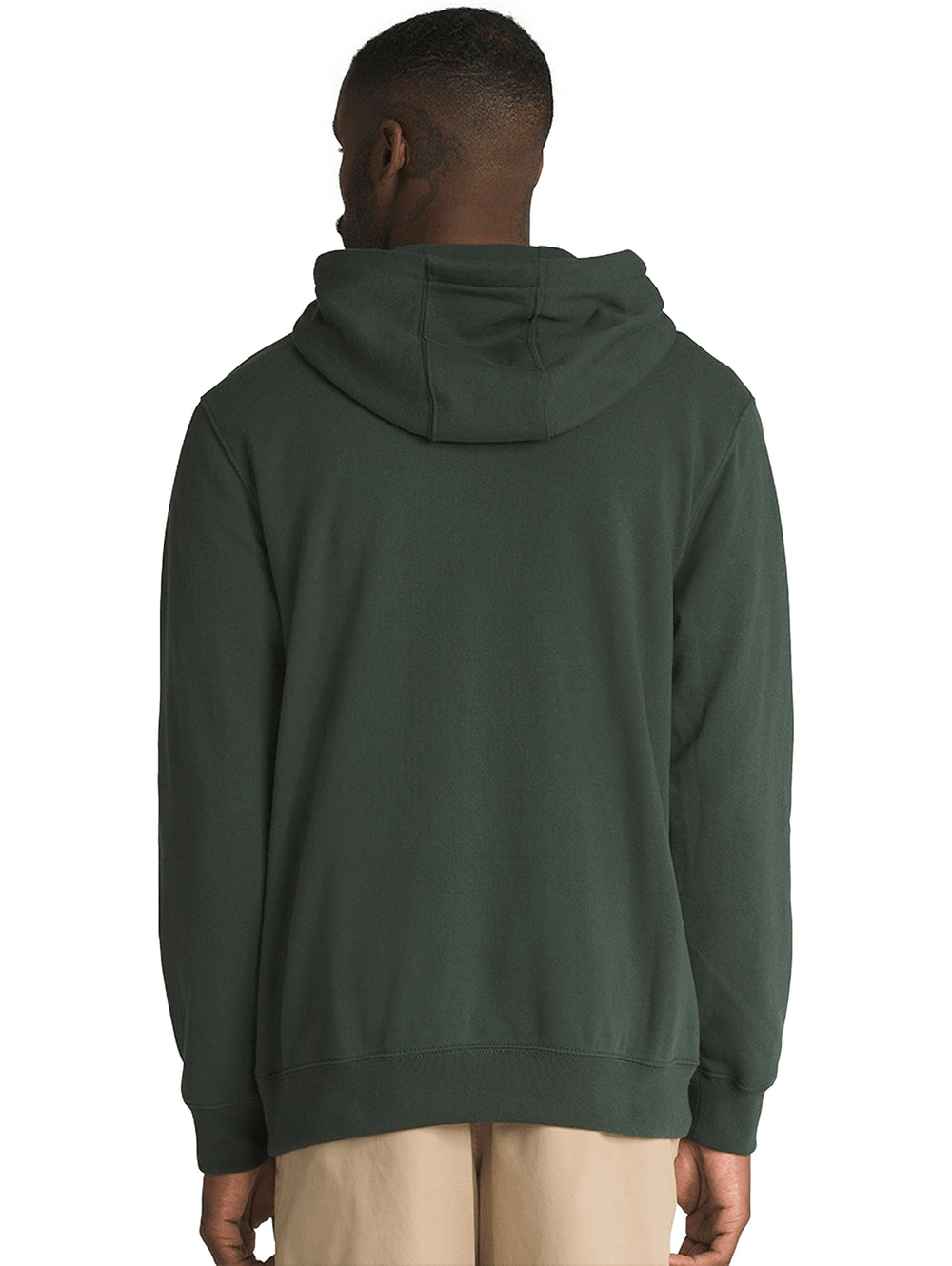 Hombre vistiendo sudadera con capucha color verde oscuro con logotipo de VANS en blanco en el pecho.