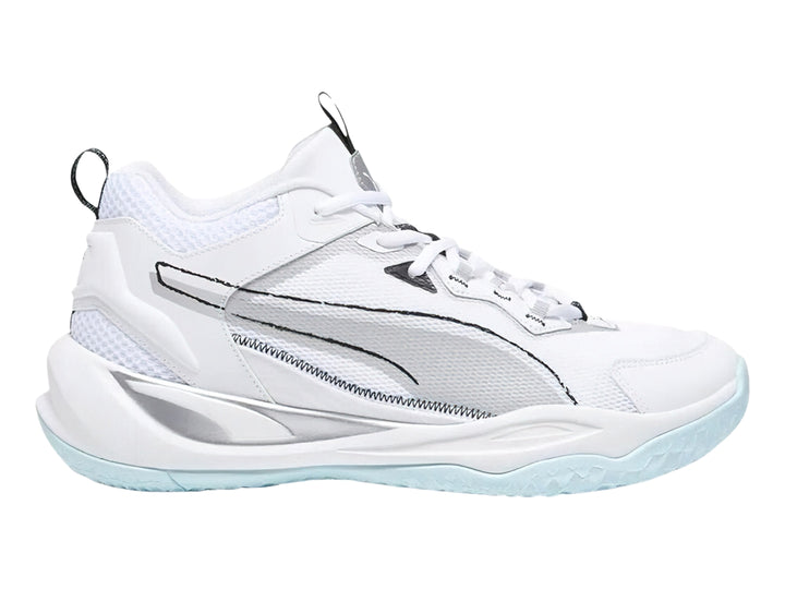Tenis de baloncesto PUMA PLAYMAKER 2023 color blanco con detalles plateados y suela celeste.