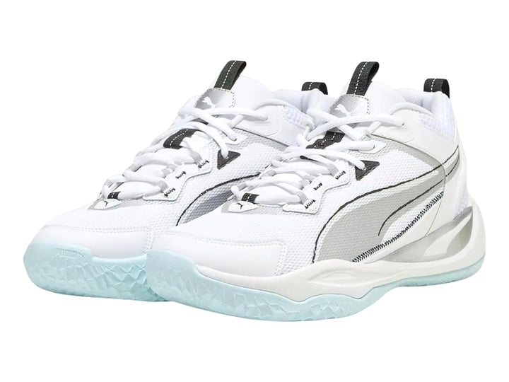 Tenis de baloncesto PUMA PLAYMAKER 2023 color blanco con detalles plateados y suela celeste.