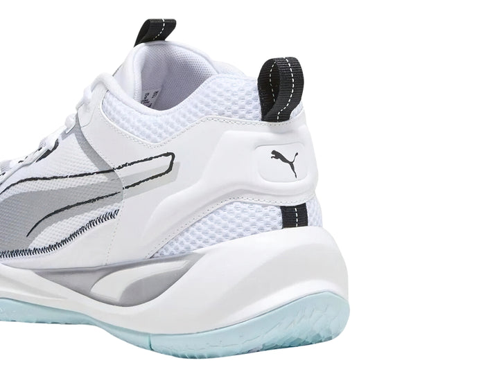 Tenis de baloncesto PUMA PLAYMAKER 2023 color blanco con detalles plateados y suela celeste.