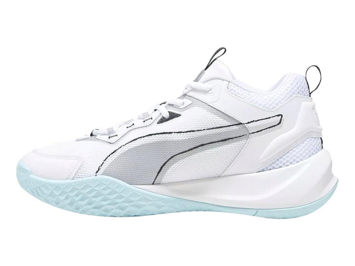 Tenis de baloncesto PUMA PLAYMAKER 2023 color blanco con detalles plateados y suela celeste.