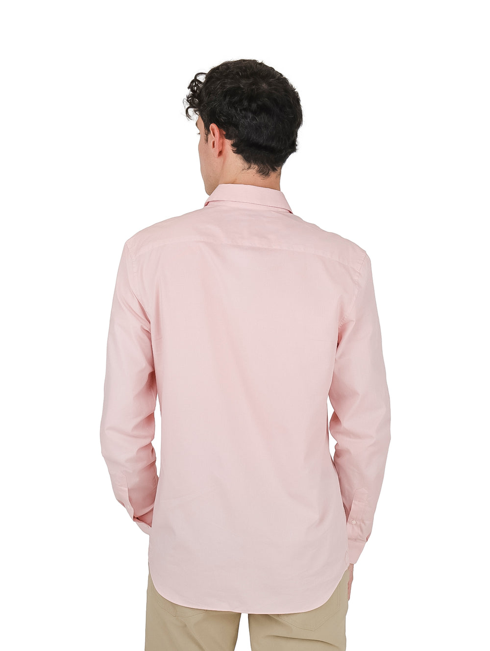Hombre vistiendo una camisa de manga larga color rosa pálido de la marca Lacoste.