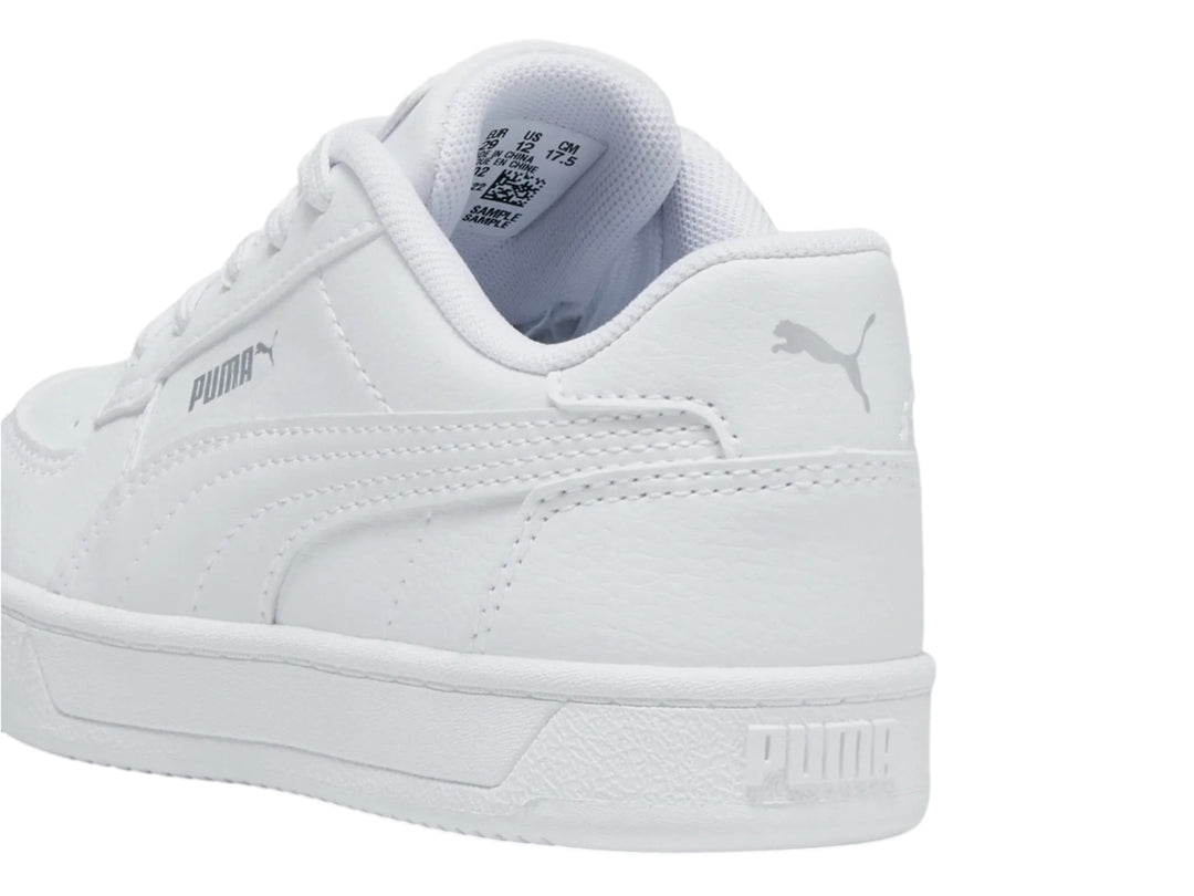Tenis PUMA Caven 2.0 PS color blanco con suela plana y cordones.
