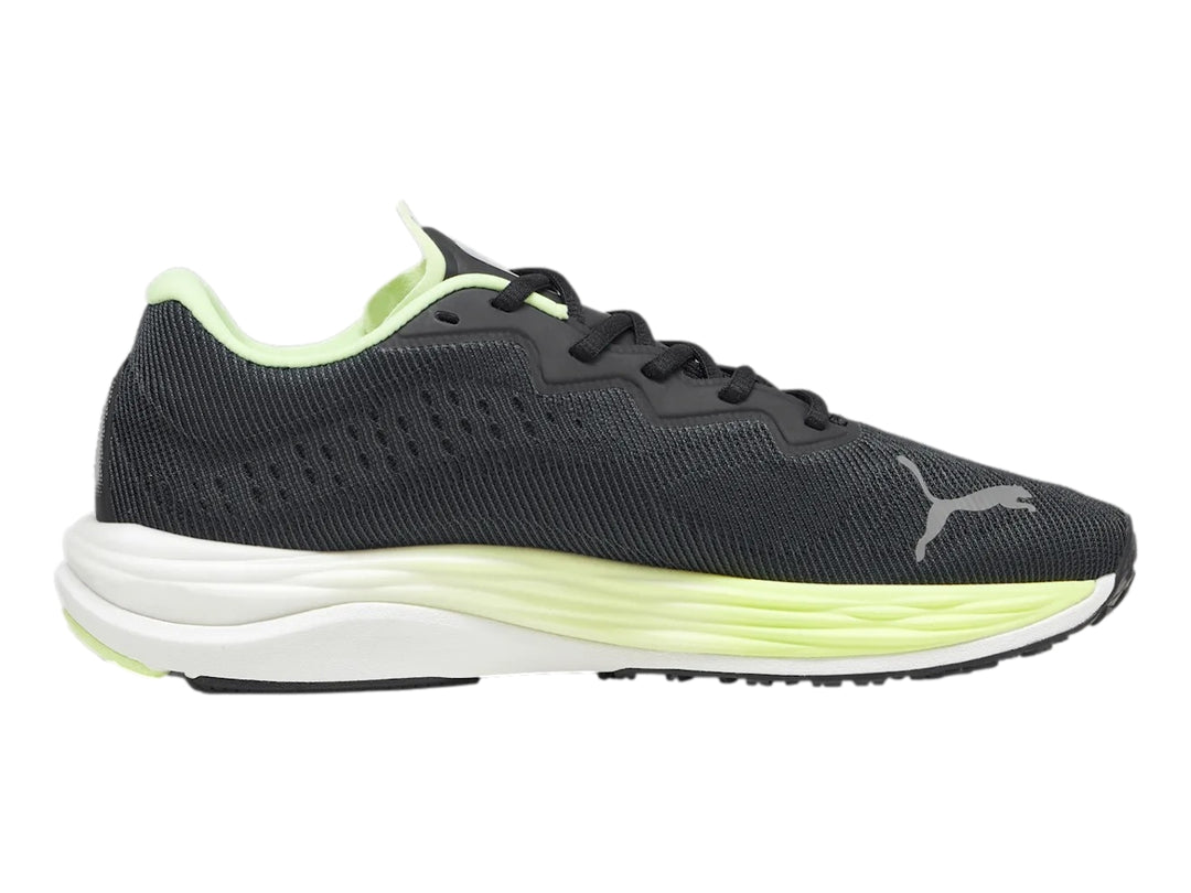 Tenis PUMA Velocity Nitro 2 color negro con suela blanca y detalles en verde neón.