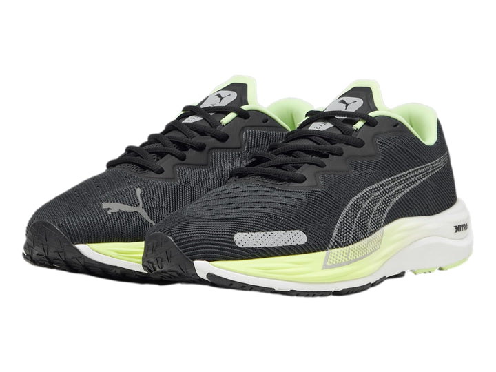 Tenis PUMA Velocity Nitro 2 color negro con suela blanca y detalles en verde neón.