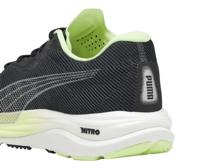 Tenis PUMA Velocity Nitro 2 color negro con suela blanca y detalles en verde neón.