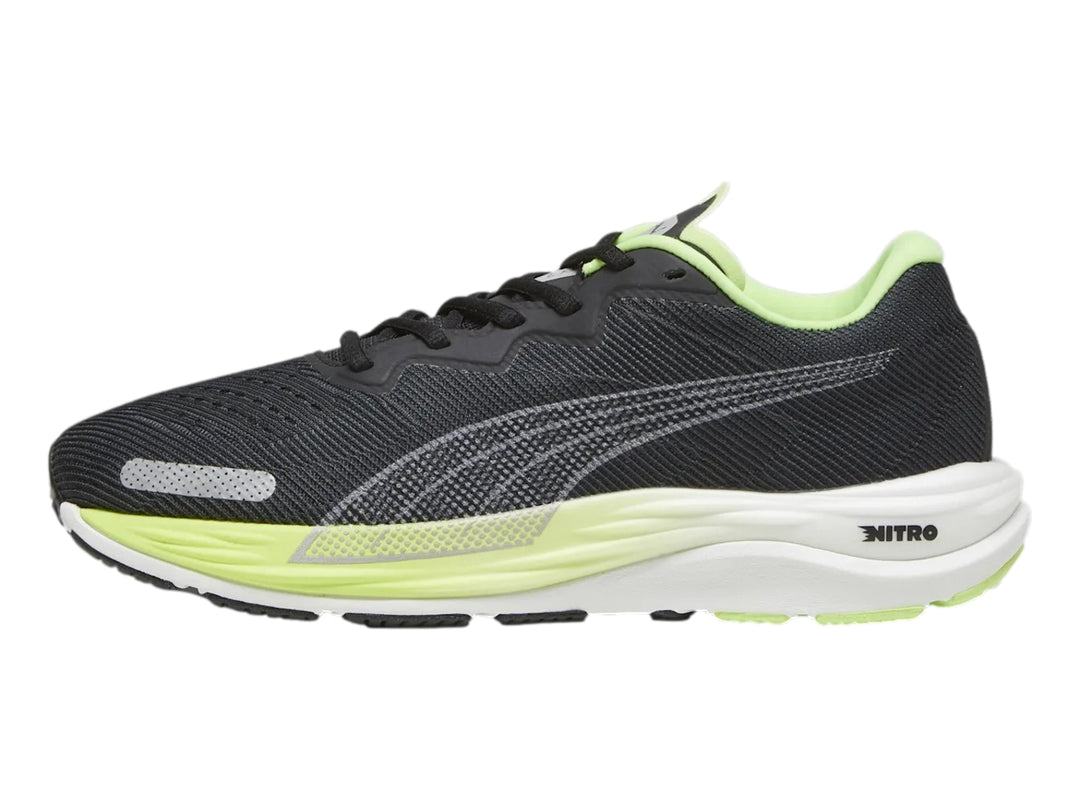 Tenis PUMA Velocity Nitro 2 color negro con suela blanca y detalles en verde neón.