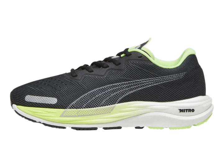 Tenis PUMA Velocity Nitro 2 color negro con suela blanca y detalles en verde neón.