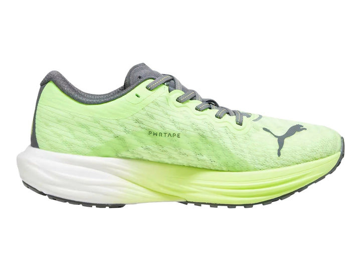 Tenis deportivo PUMA en color verde neón con suela blanca y detalles en gris.
