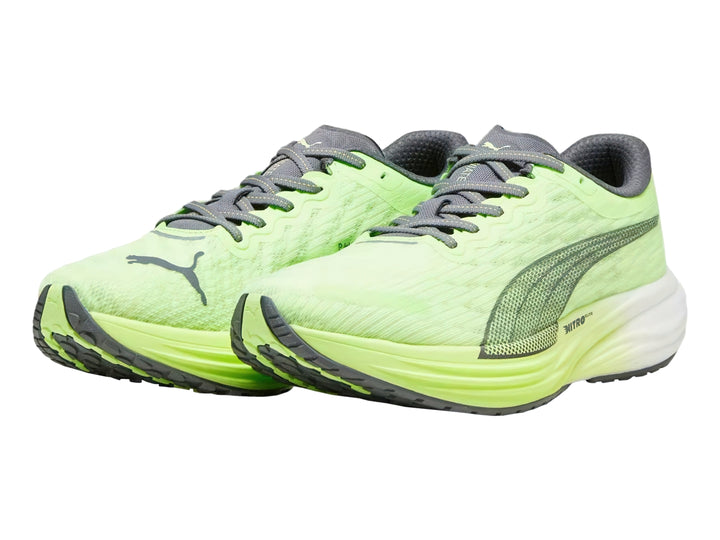 Tenis deportivo PUMA en color verde neón con suela blanca y detalles en gris.