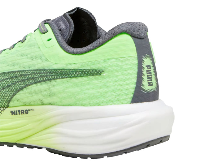 Tenis deportivo PUMA en color verde neón con suela blanca y detalles en gris.