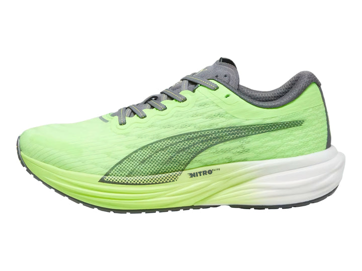 Tenis deportivo PUMA en color verde neón con suela blanca y detalles en gris.