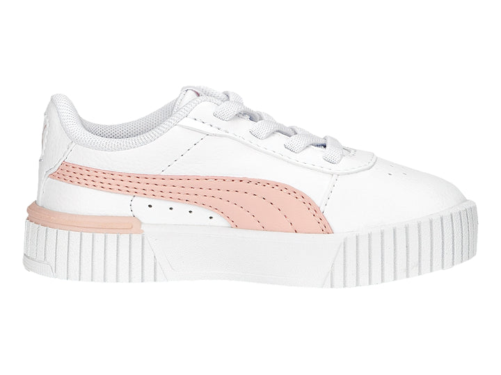 Tenis PUMA Carina 2.0 AC INF color blanco con franja lateral en rosa palo y suela blanca.