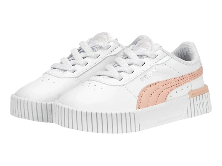Tenis PUMA Carina 2.0 AC INF color blanco con franja lateral en rosa palo y suela blanca.
