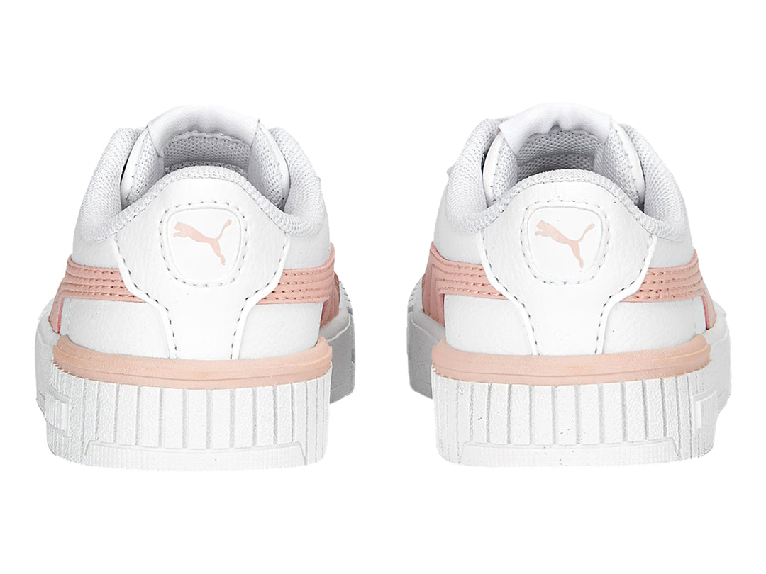 Tenis PUMA Carina 2.0 AC INF color blanco con franja lateral en rosa palo y suela blanca.